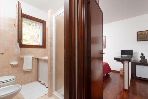 a bathroom with a toilet and a sink at Casa Gallasso in Santa Teresa Gallura