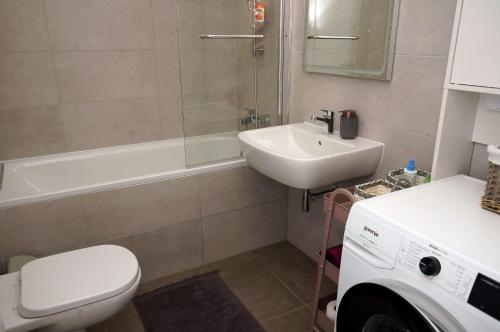 Ένα μπάνιο στο GNG Apartment