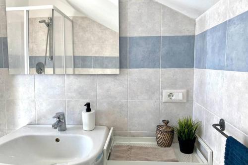 y baño con lavabo y espejo. en Terrazza Vista Mare, en Borgio Verezzi