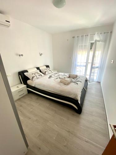 Ein Bett oder Betten in einem Zimmer der Unterkunft Apartments Popović