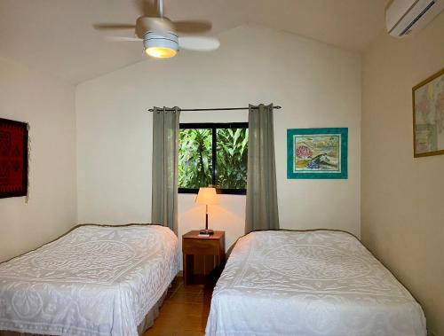 Un pat sau paturi într-o cameră la Cabanas Rio Encantado