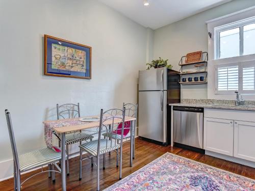 een keuken met een tafel en een koelkast bij One Bed Downtown Home with Heated Pool Access in Savannah