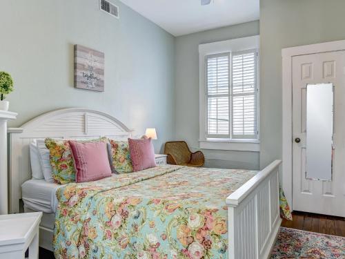 sypialnia z dużym łóżkiem z różowymi poduszkami w obiekcie One Bed Downtown Home with Heated Pool Access w mieście Savannah