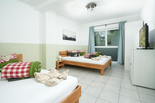 ein Schlafzimmer mit 2 Betten und ein Wohnzimmer in der Unterkunft Freestyle Apartment in Sautens