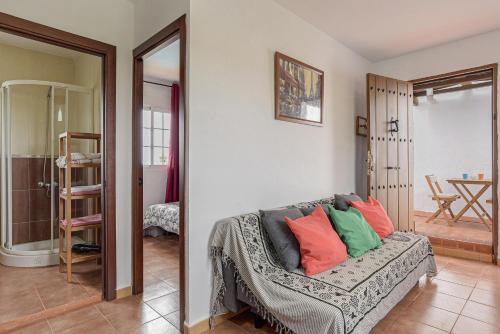 コニル・デ・ラ・フロンテーラにあるApartamento Villa Mayo Aのカラフルな枕が付いたソファが備わる客室です。