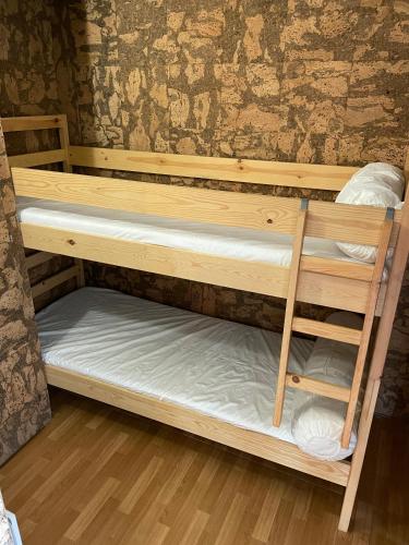 quelques lits superposés dans une chambre dans l'établissement Appartement calme dans résidence, à Cauterets