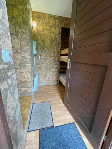 Cette petite chambre dispose d'une porte et de tapis. dans l'établissement Appartement calme dans résidence, à Cauterets
