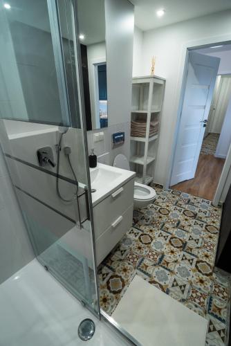 シュクラルスカ・ポレンバにあるApartament Staniszewskiのバスルーム(シャワー、洗面台、トイレ付)