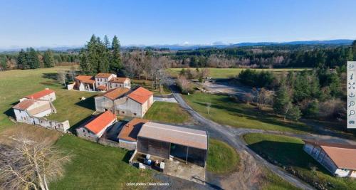 AuzellesにあるLes chambres d'hôtes de la Frissonnetteの家屋と道路のある農場の空中風景