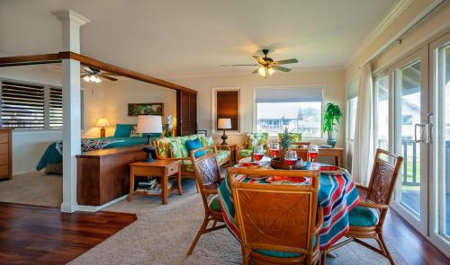 een eetkamer en een woonkamer met een tafel en stoelen bij Hanalei Colony Resort F3 in Hanalei