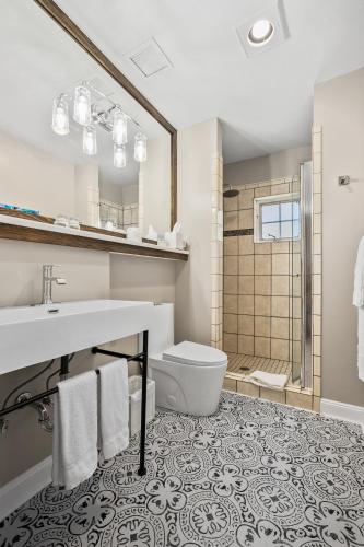 a bathroom with a sink and a toilet and a shower at Saratoga Inn in Langley