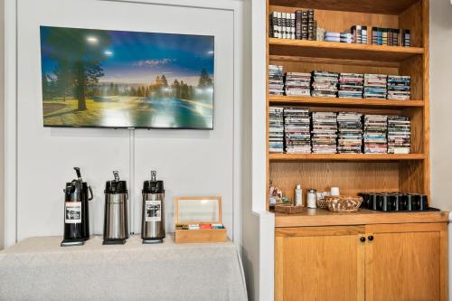 a room with a table with a picture on the wall at Saratoga Inn in Langley