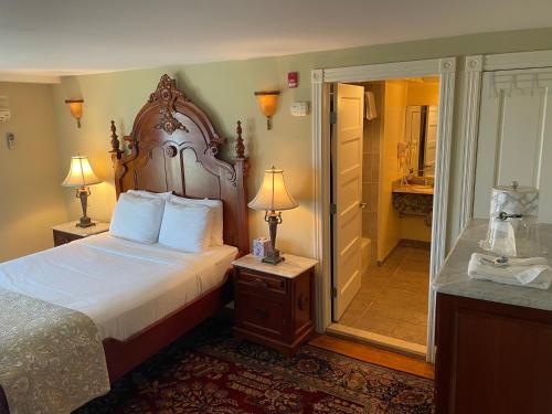 Postel nebo postele na pokoji v ubytování Laingdon Hotel