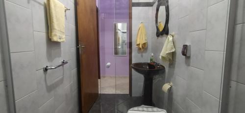 Kúpeľňa v ubytovaní Casa do Aconchego, ampla, arejada com 2 vagas de garagem