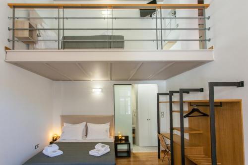 - une chambre avec un lit et une mezzanine dans l'établissement Agora Suites, à La Canée