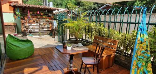 een patio met een tafel, een bank en een hek bij Porto Abraão Pousada in Abraão