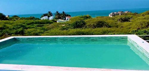 สระว่ายน้ำที่อยู่ใกล้ ๆ หรือใน VillaMerissa nestled between two beach, short walk to shopping & entertainment