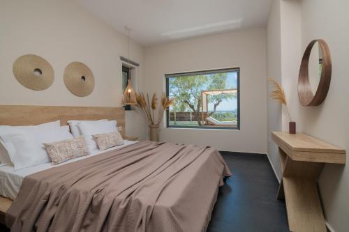 een slaapkamer met een groot bed en een raam bij Villa Plumeria in Tsilivi