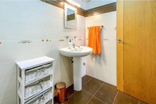 A bathroom at Piso recién reformado en Puerto de Mazarrón.
