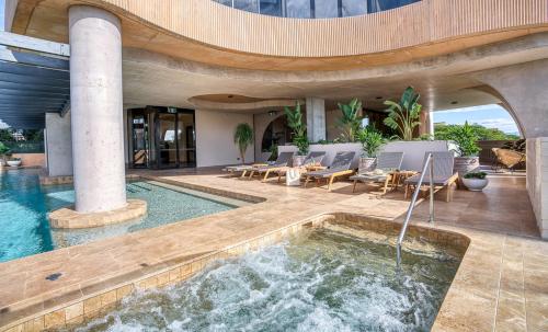 una piscina cubierta con bañera de hidromasaje en una casa en Encore Broadbeach en Gold Coast