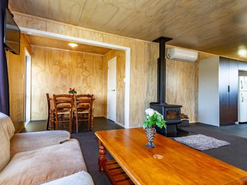A seating area at Snow Chaser Retreat - National Park Holiday Home