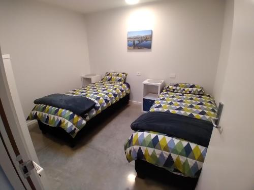 a room with two beds in a room at Penny's Drop Inn in Cromwell