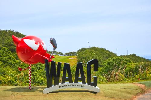 a sign for a mall with a red bird at Gyeongju Mauna Ocean Resort in Gyeongju