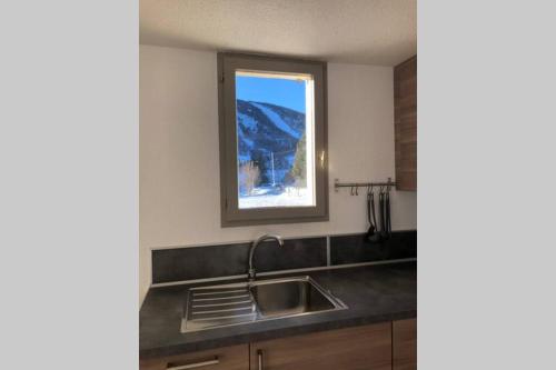 Kitchen o kitchenette sa Appartement en station de ski