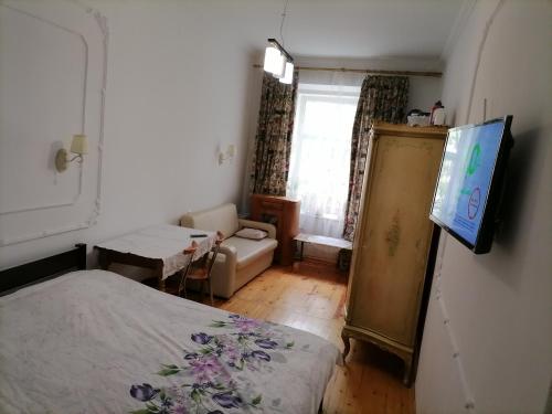 リヴィウにあるBeautiful in Lviv2のベッドルーム(ベッド1台、薄型テレビ付)