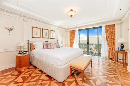 Una cama o camas en una habitación de Imperial Hotel Gold Coast
