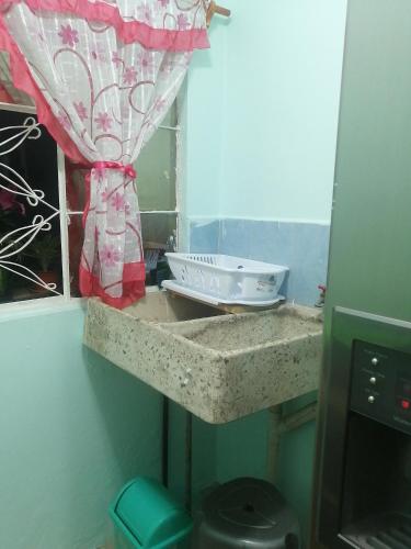 a kitchen counter with a sink and a window at DEPARTAMENTO MUY CERCANO AL AEROPUERTO CD. MEX T2 in Mexico City