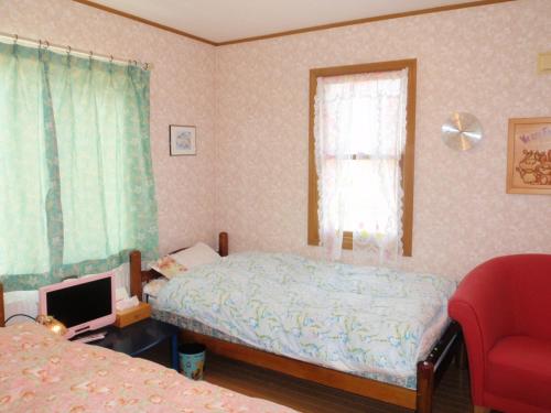 una piccola camera con letto e finestra di Furano - Hotel / Vacation STAY 35777 a Furano