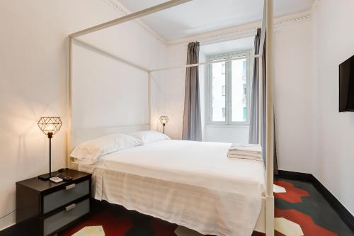 a bedroom with a large white bed with a large mirror at La casa di Andrea ai Musei Vaticani 1 in Rome