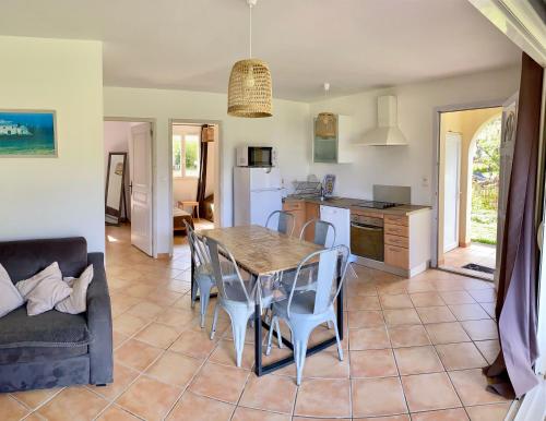 une cuisine et une salle à manger avec une table et des chaises dans l'établissement L'Alivi di l'Osari, à Belgodère