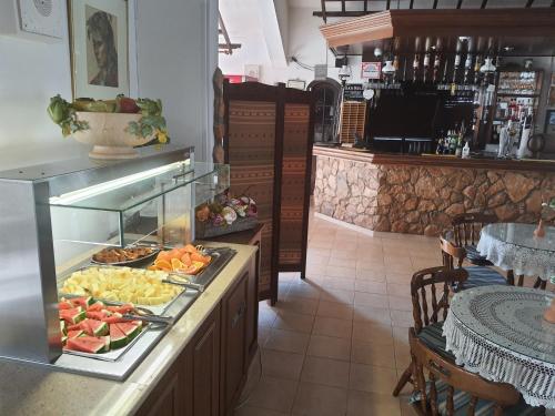 ein Buffet in einem Restaurant mit einem Teller Essen in der Unterkunft Anais Bay Hotel in Protaras