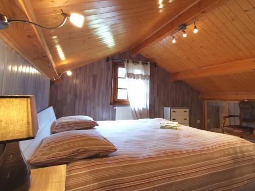 sypialnia z dużym łóżkiem w drewnianym suficie w obiekcie Gîte Saint-Germain-Laprade, 4 pièces, 6 personnes - FR-1-582-322 w mieście Saint-Germain-Laprade
