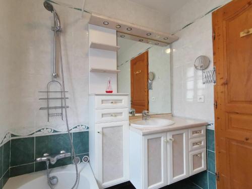 A bathroom at Gîte Saint-Germain-Laprade, 4 pièces, 6 personnes - FR-1-582-322