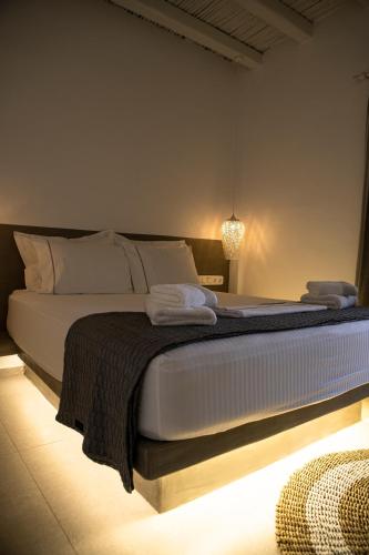 Una cama o camas en una habitación de Arpistis apartments koufonisia