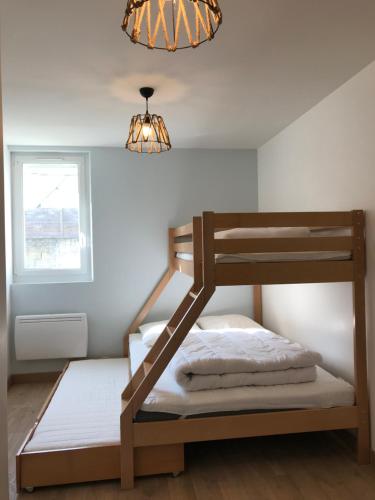 Katil dua tingkat atau katil-katil dua tingkat dalam bilik di Joli appartement avec jardin - La Maôve