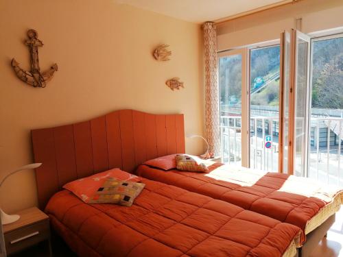 une chambre avec deux lits et une grande fenêtre dans l'établissement Appart. Superbe Vue mer et Funiculaire, au Tréport