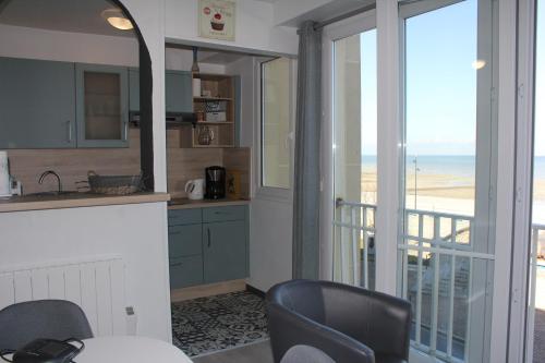 Il comprend une cuisine et un balcon offrant une vue sur l'océan. dans l'établissement Appart. Superbe Vue mer et Funiculaire, au Tréport