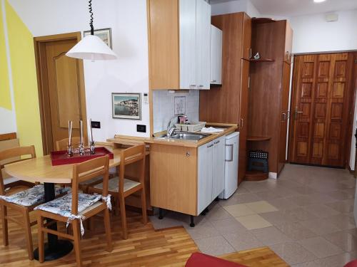 Kuhinja oz. manjša kuhinja v nastanitvi Apartmaji MAVITA Piran