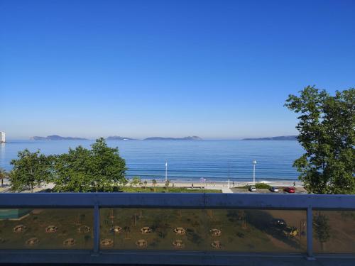 Fotografia z galérie ubytovania Apartment on the first line of Samil beach and with frontal views of the sea v destinácii Vigo