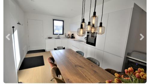 une salle à manger avec une table en bois dans une cuisine dans l'établissement Semarane, à Knokke-Heist