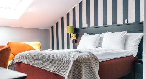 Säng eller sängar i ett rum på ProfilHotels Calmar Stadshotell