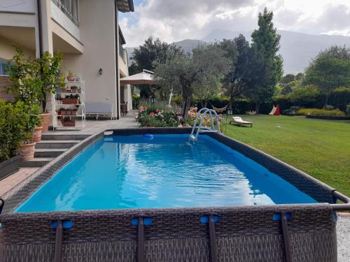 uma piscina com uma fonte de água num quintal em Villa la provenzale em Camaiore