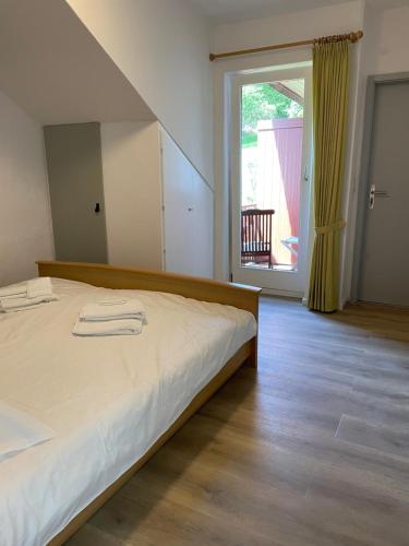 Un pat sau paturi într-o cameră la Appartement 5 Willingen