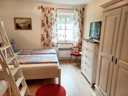 ein kleines Schlafzimmer mit einem Bett und einem Fenster in der Unterkunft Ferienwohnung Resi im Zentrum in Fusch an der Glocknerstraße