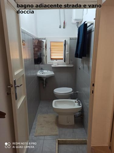a bathroom with a toilet and a sink at bianco 900 in Polignano a Mare