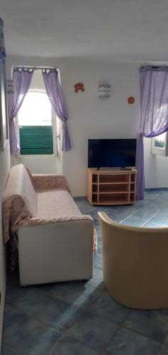 ein Schlafzimmer mit einem Bett und einer Badewanne. in der Unterkunft La casa Viola in Ischia